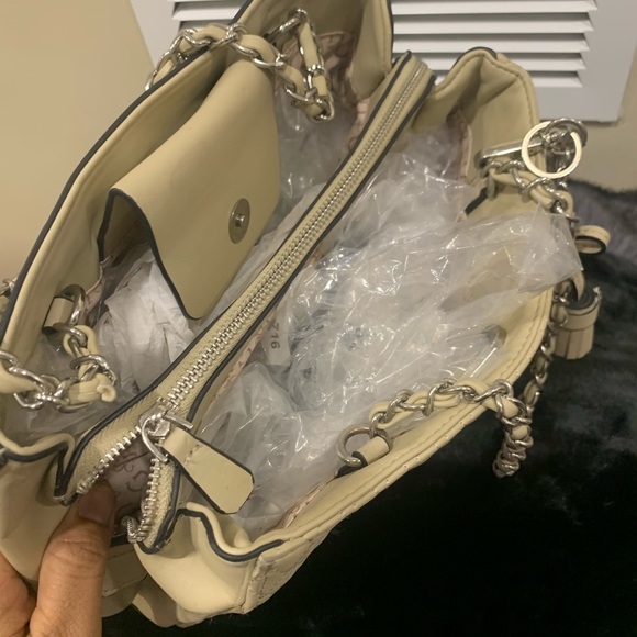 Authentic guess women handbag euc - Picture 4 of 5